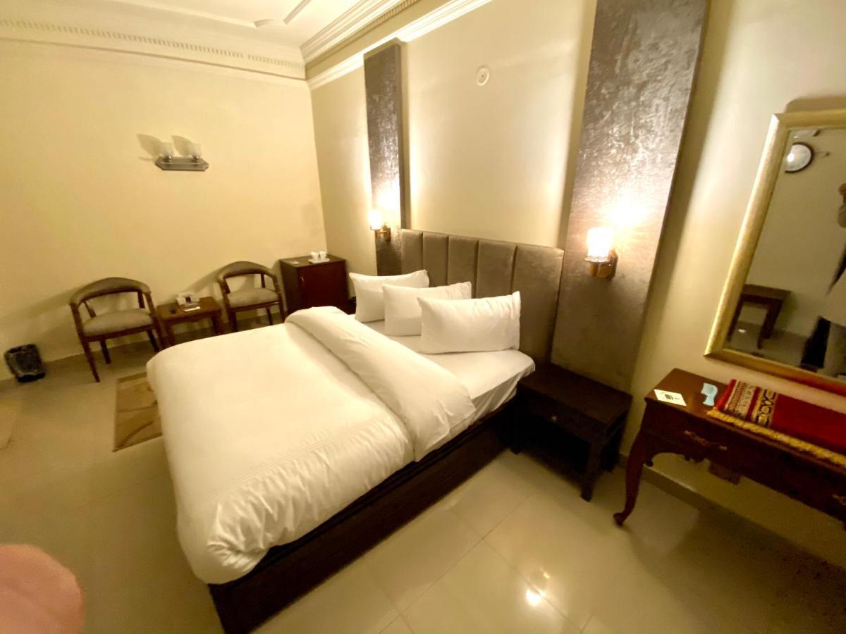 Shelton'S Rezidor House Hotel เปชาวาร์ ภายนอก รูปภาพ